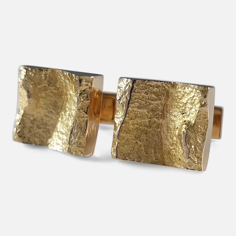 the cufflinks viewed from the right side at a slight angle