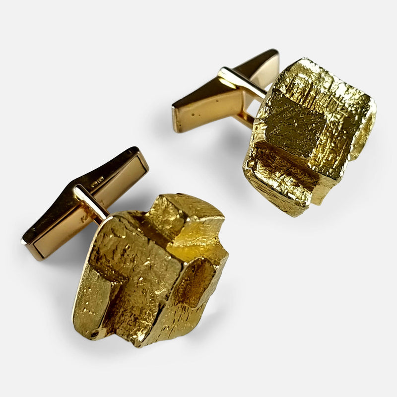 the cufflinks viewed at an angle
