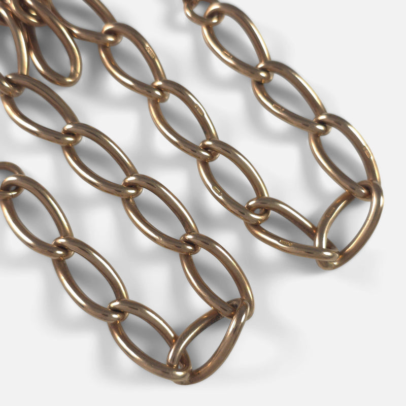 a number of chain links in focus