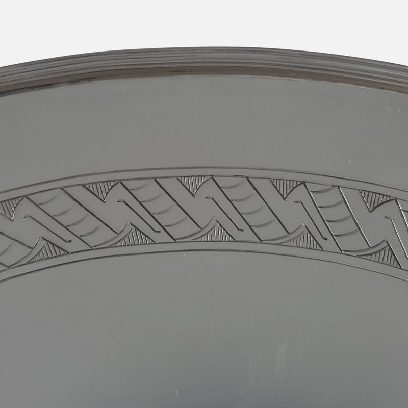 the engraved decoration to the interior of the dish