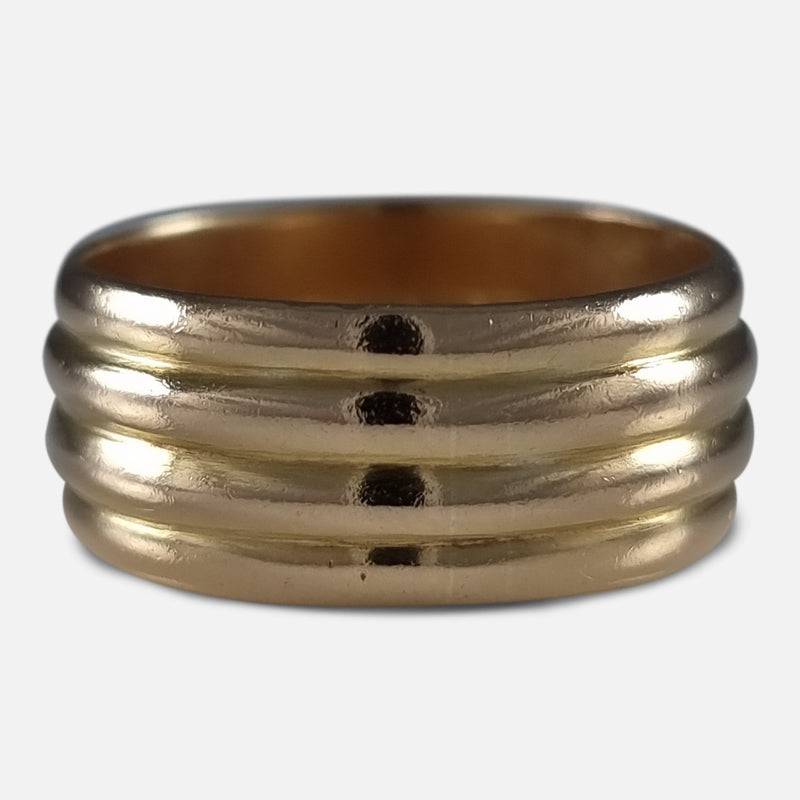 a view of the ring with reeded decoration