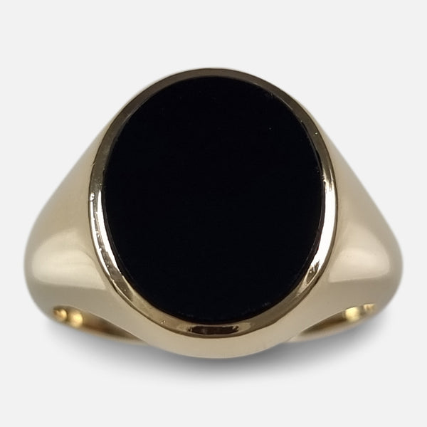 The Elizabeth II 18ct Gold Onyx Signet Ring, viewed from above