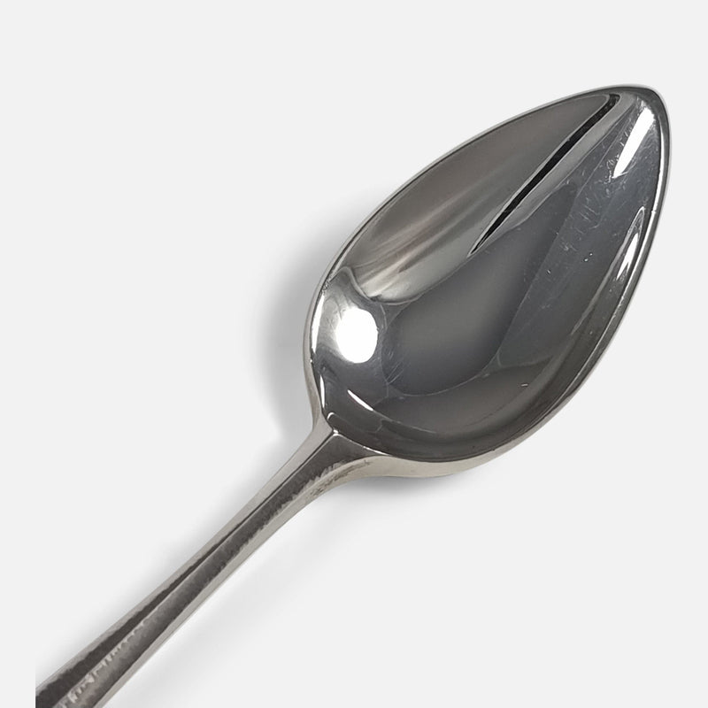 one of the teaspoons bowls in focus