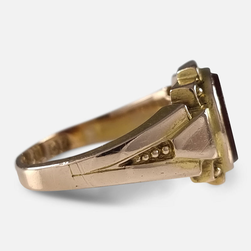 a side on view of the ring