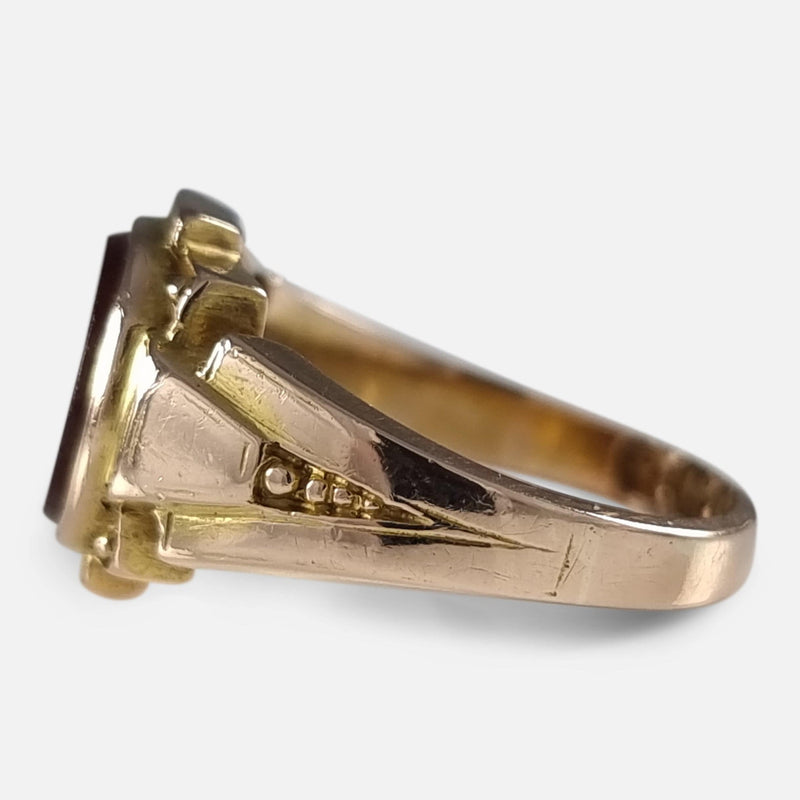 a side on view of the ring