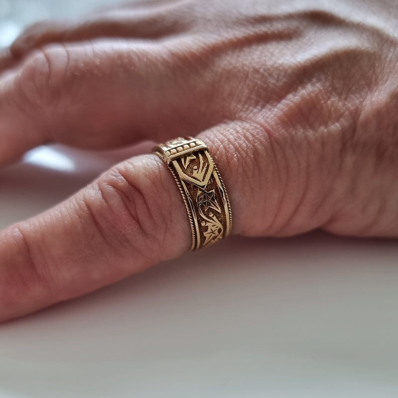 Victorian 18ct Gold Foliate Engraved Ring - 1887