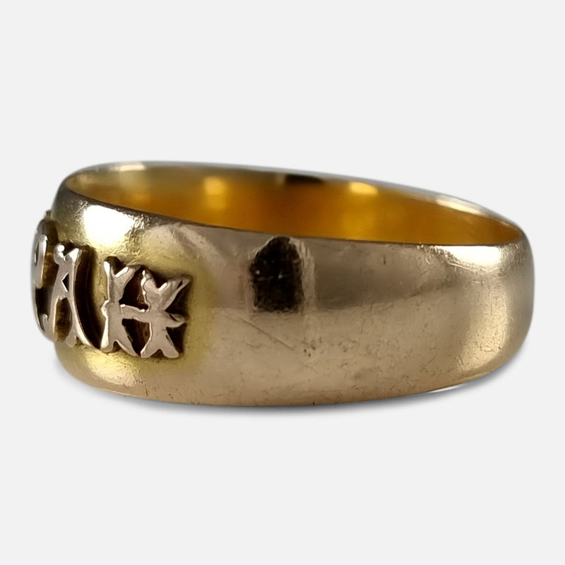 a side on view of the ring