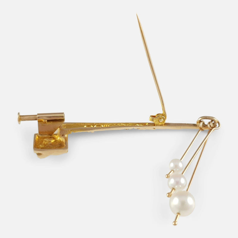 the back of the brooch with pin unfastened
