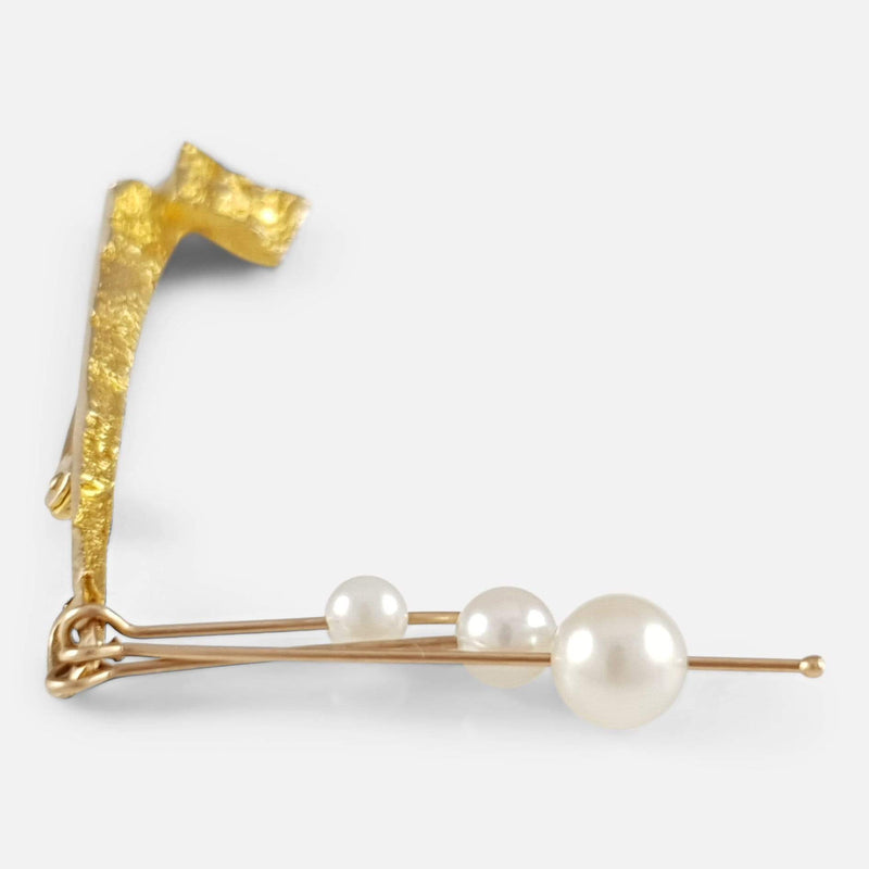 the brooch viewed from the left side on