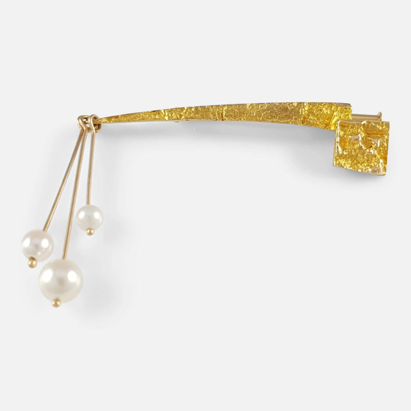 the Lapponia 14ct gold and pearl brooch viewed from the front