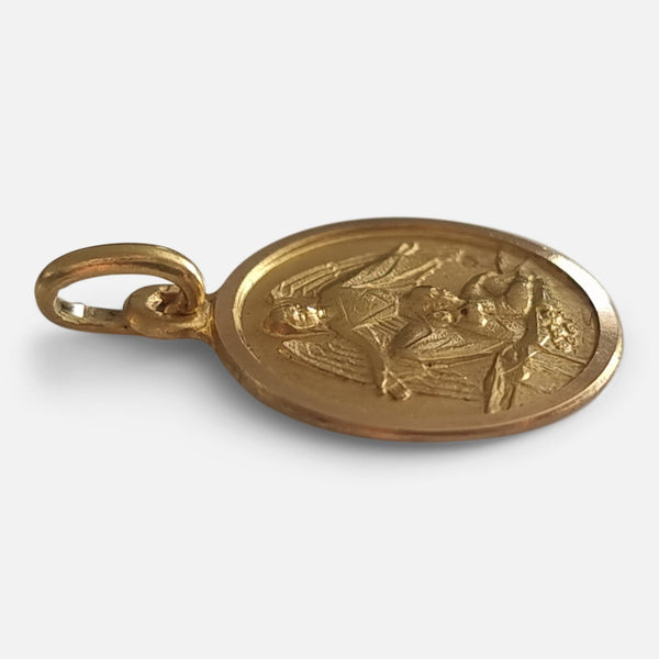 a side on view of the pendant