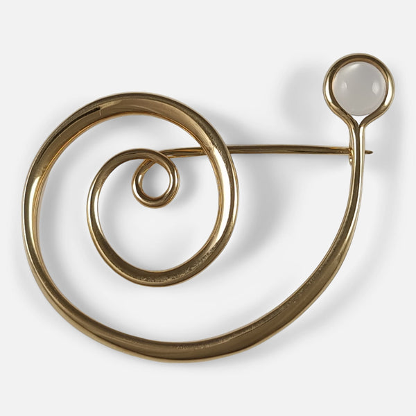 the 18ct yellow gold moonstone brooch designed by Vivianna Torun Bülow-Hübe for Georg Jensen, viewed from above