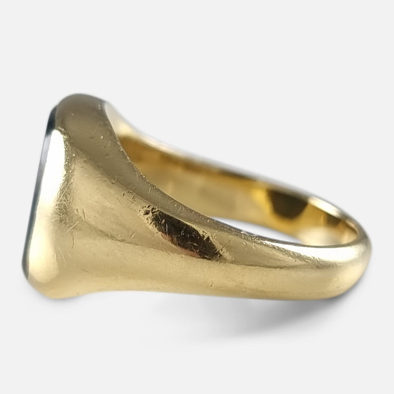 a side on view of the ring
