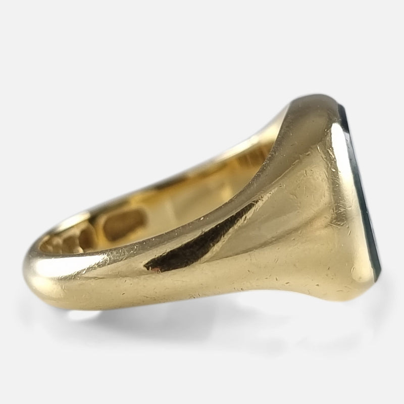 a side on view of the signet ring