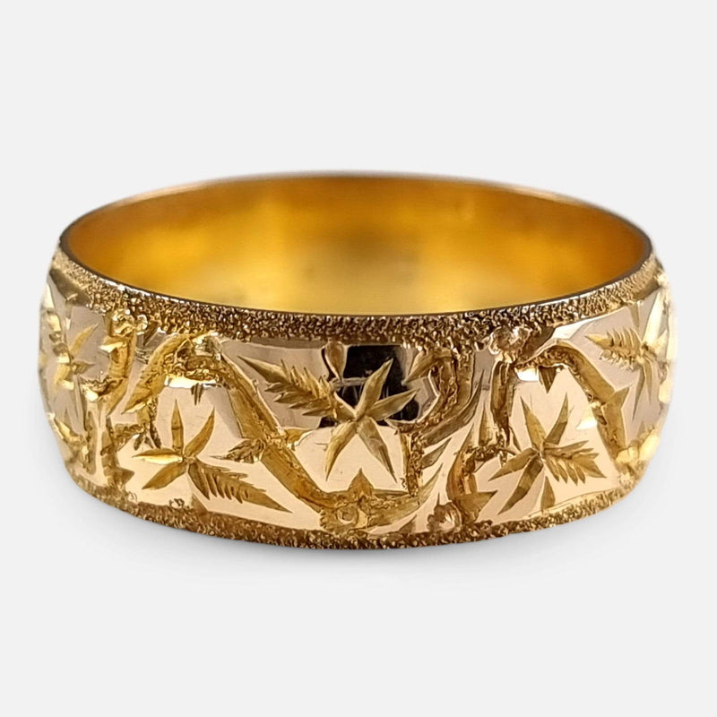 a view of the decoration to the gold band