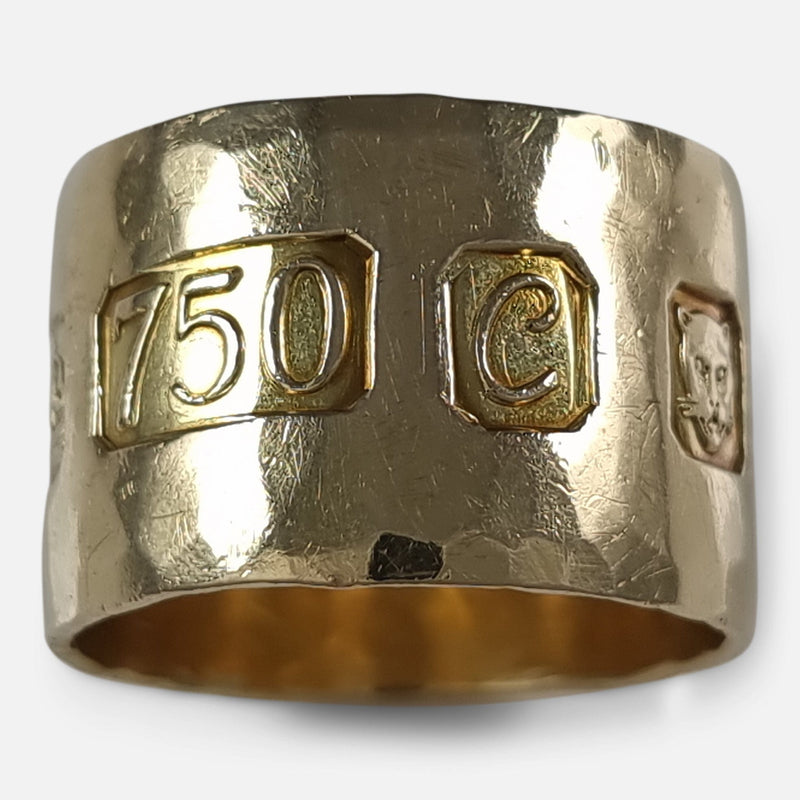 the 18ct yellow gold planished ring by Michael Allen Bolton, viewed from above