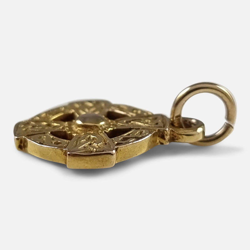 the pendant viewed side on