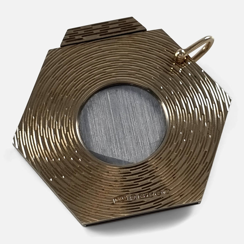 the 9ct yellow gold engine turned cigar cutter viewed from above
