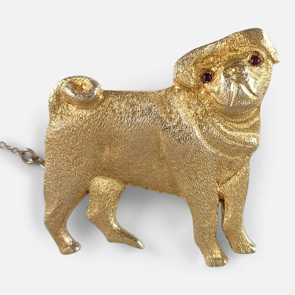 the 9ct yellow gold Pug brooch by Alabaster and Wilson, viewed from above