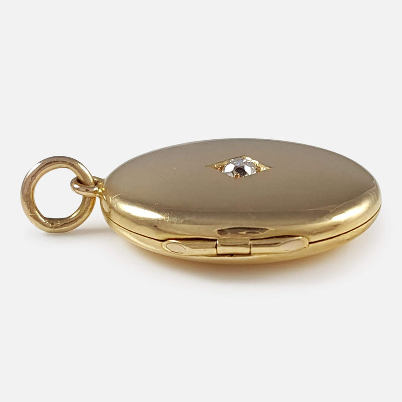 a side on view of the locket to include the hinge