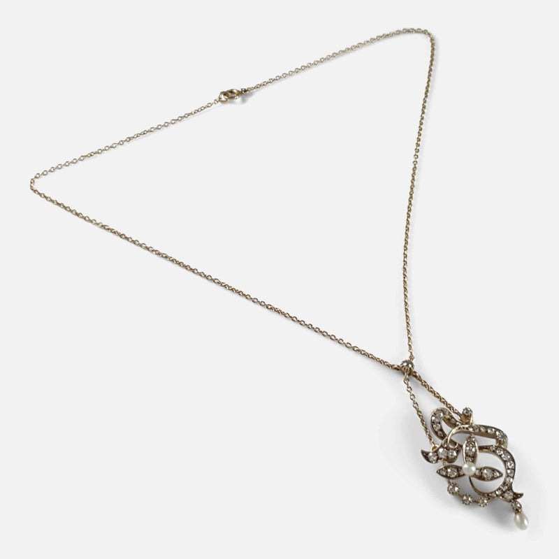 a view of the pendant and chain