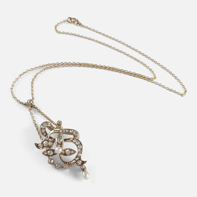 a view of the pendant and chain