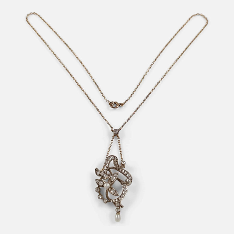 the pendant and chain viewed from the front