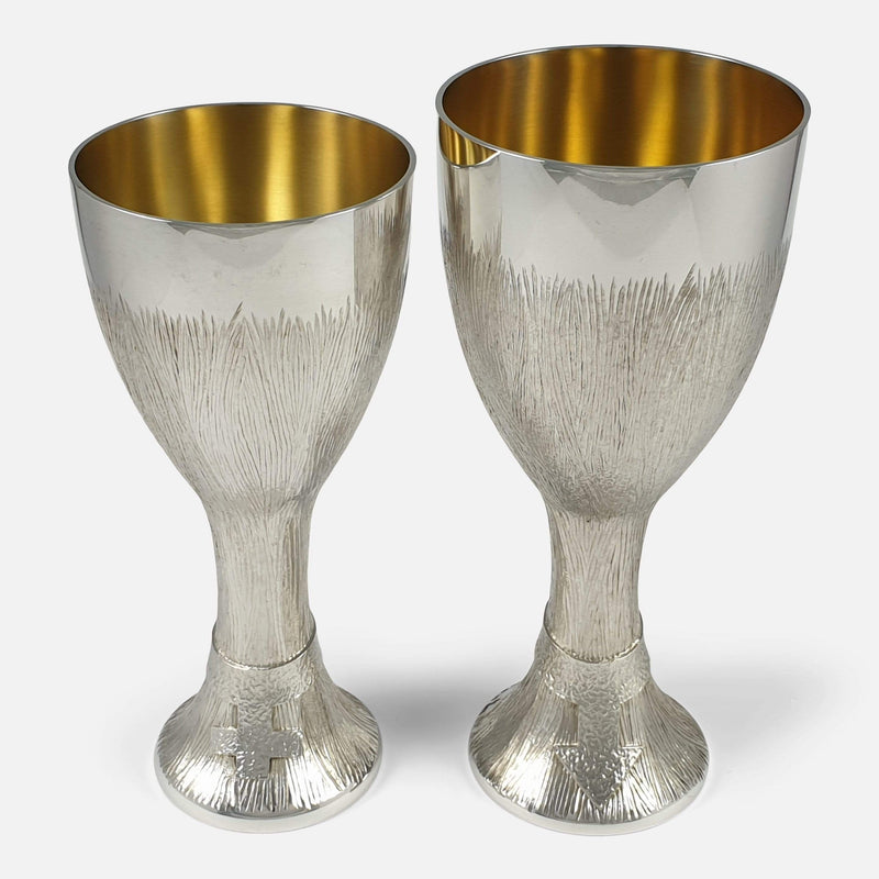 the two cups viewed from the front