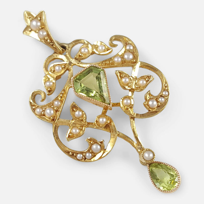 the brooch viewed diagonally from the front