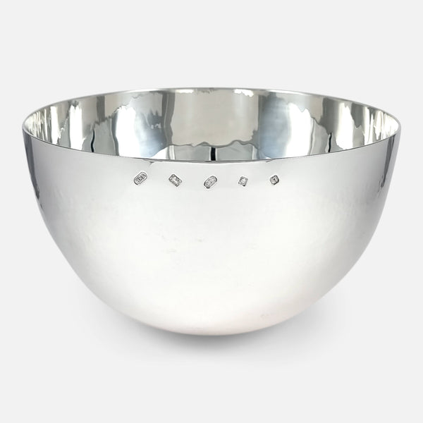 the Elizabeth II sterling silver planished bowl in the form of a tumbler with hallmarks to the forefront