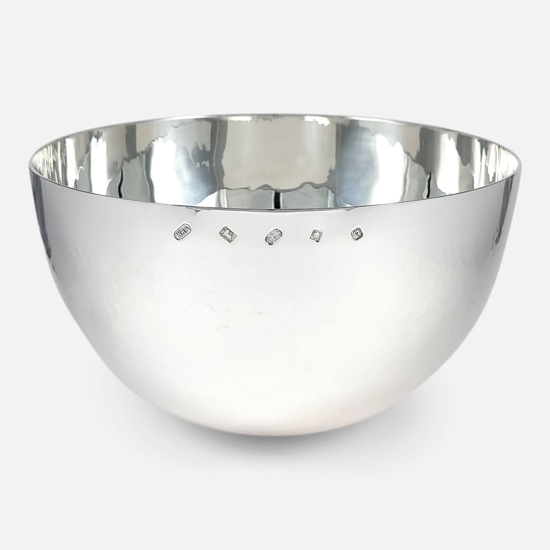 the Elizabeth II sterling silver planished bowl in the form of a tumbler with hallmarks to the forefront