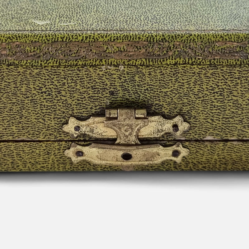 the broken clasp on the outer case