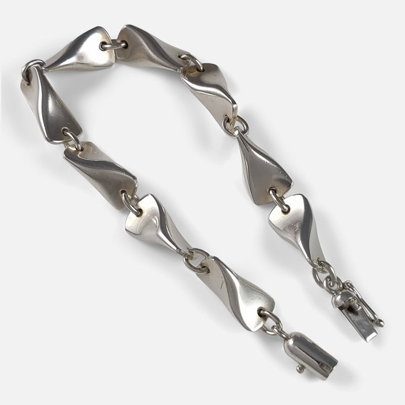 a close in view of the bracelet