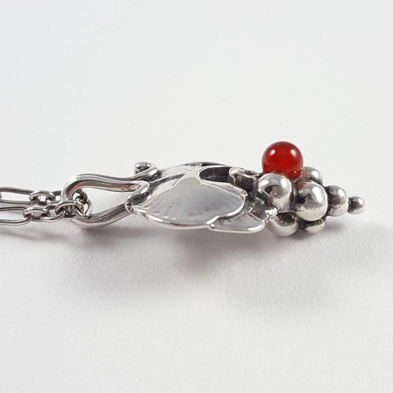 a side on view of the pendant