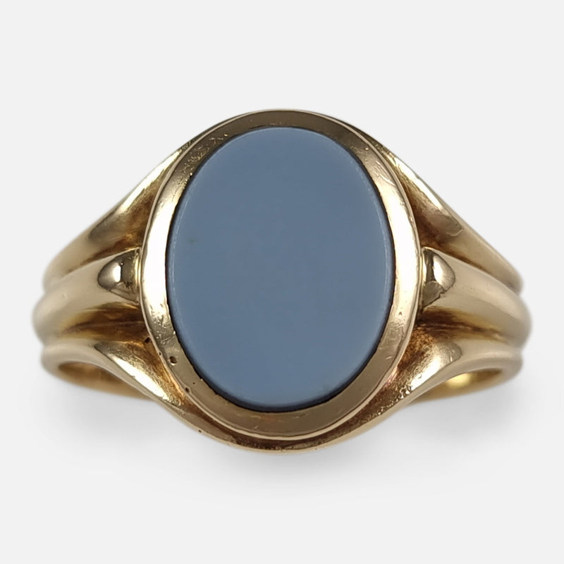 the antique George V 18ct yellow gold banded onyx signet ring viewed from above