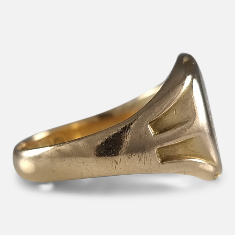 a side on view of the ring