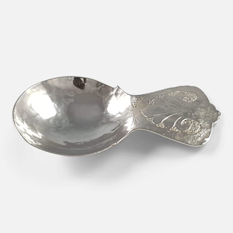 a side on view of the tea caddy spoon