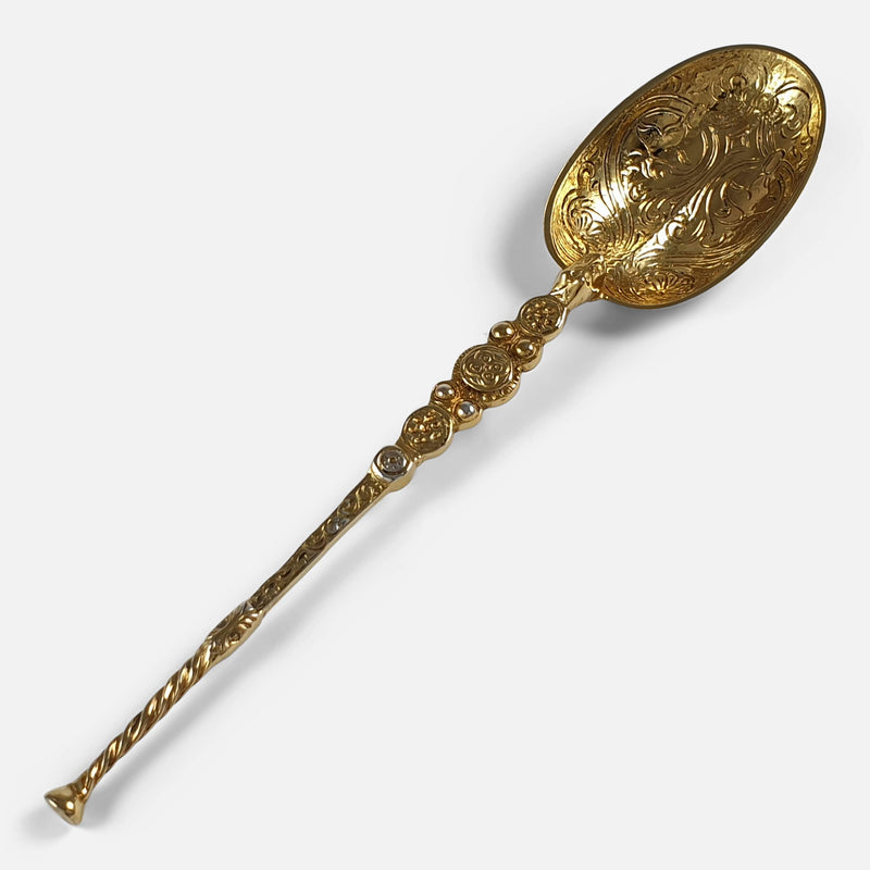 the spoon viewed diagonally
