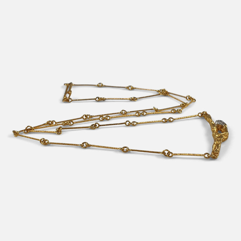 a side on view of the pendant and chain
