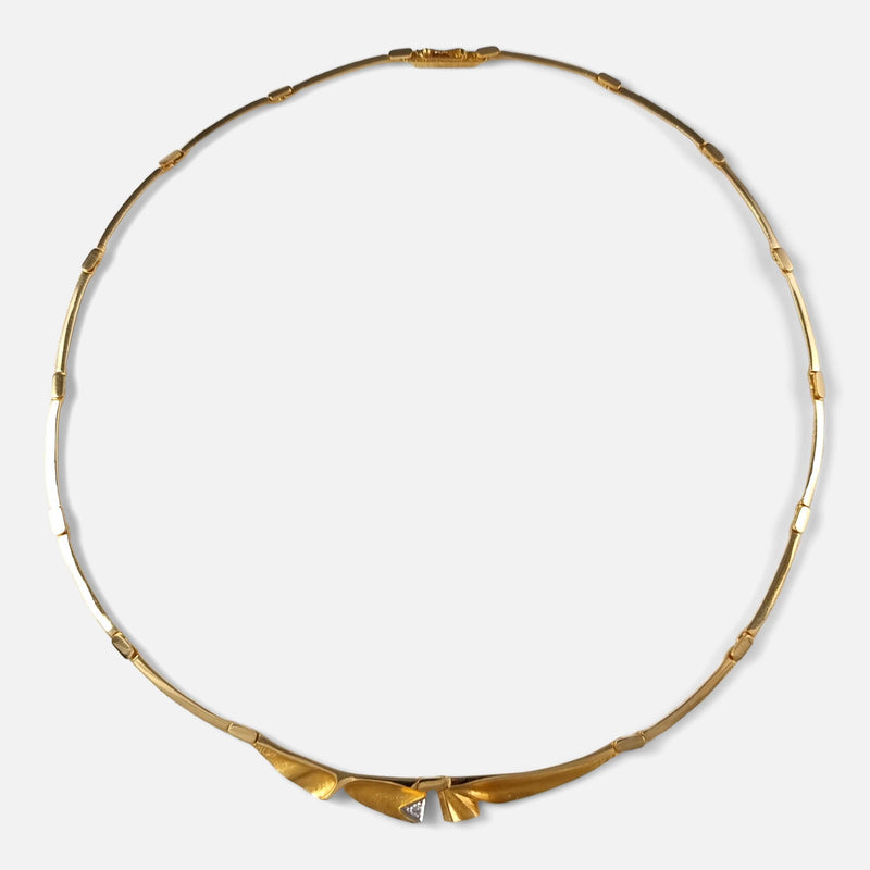 the 18ct gold chain viewed from above