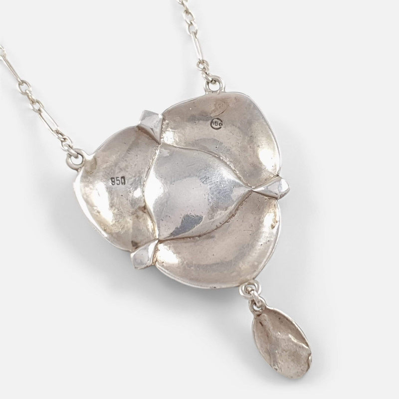 a view of the pendant section from the back
