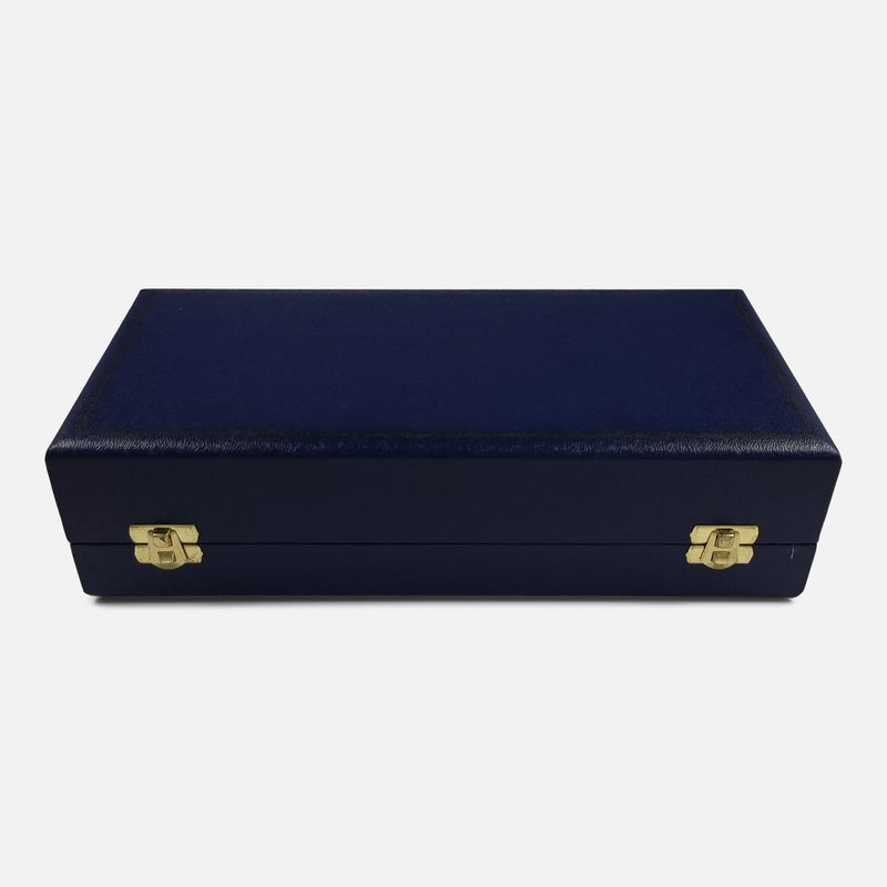 the napkin ring case with lid closed