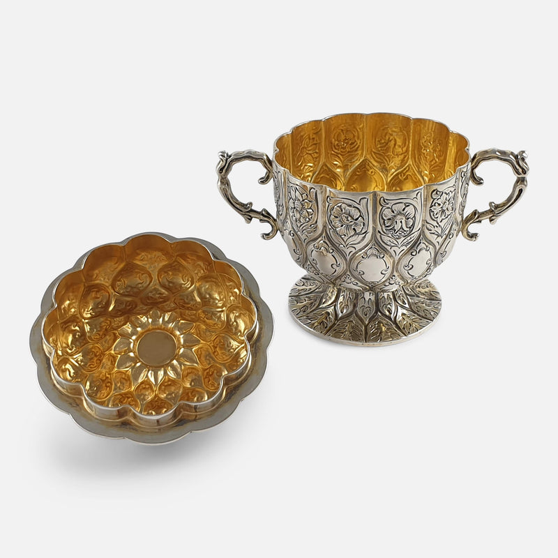 the cup with cover side by side