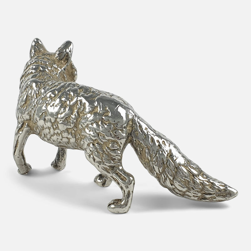the fox looking in the opposite direction