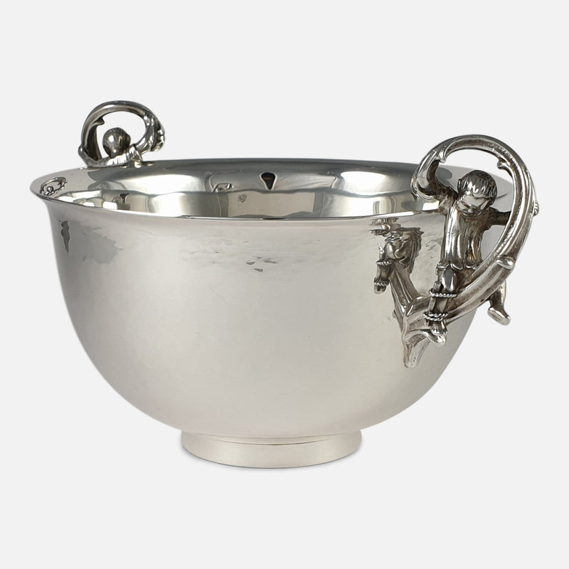 the bowl with handle to fore