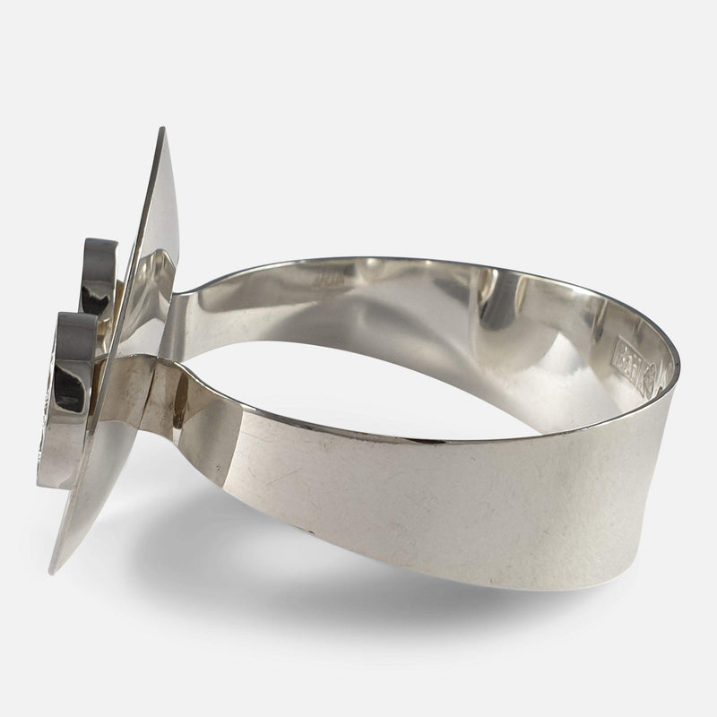 the bangle viewed from the right side on