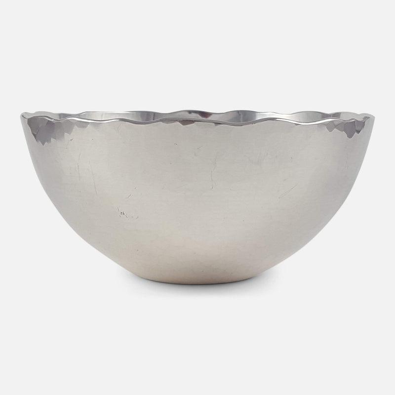 the wavy rimmed bowl viewed from the front
