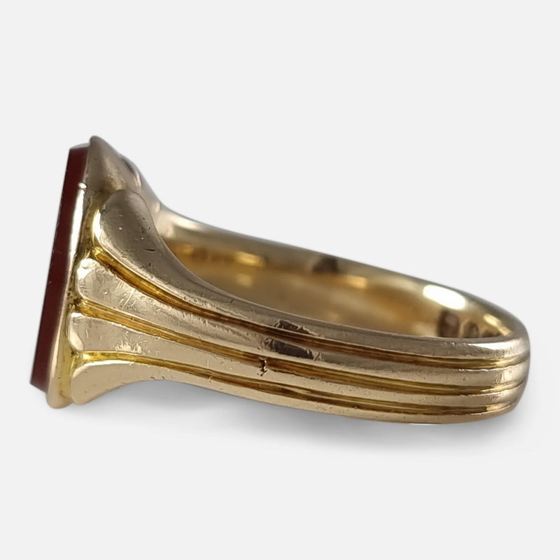 a side on view of the ring