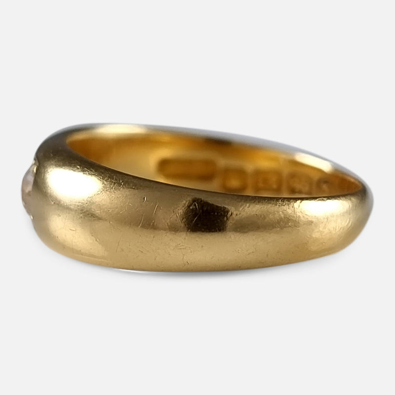 a side on view of the ring