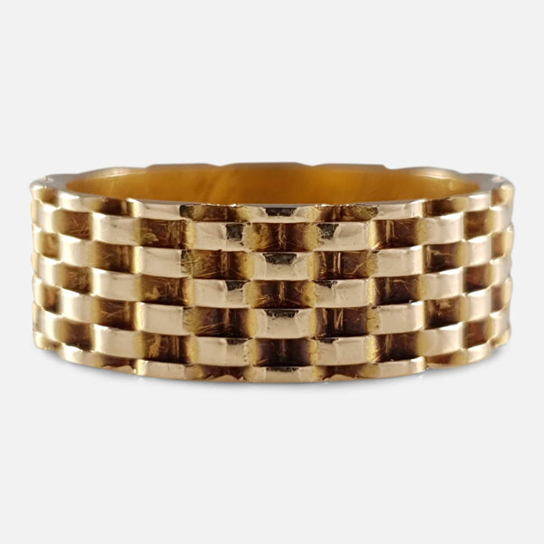 focused on the antique gold ring design